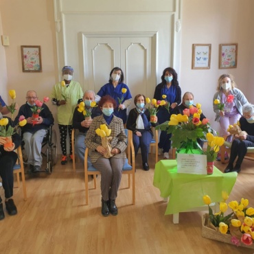 Cento “Tulipani sospesi” donati a Villa Nappi