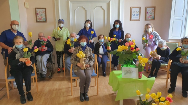 Cento “Tulipani sospesi” donati a Villa Nappi